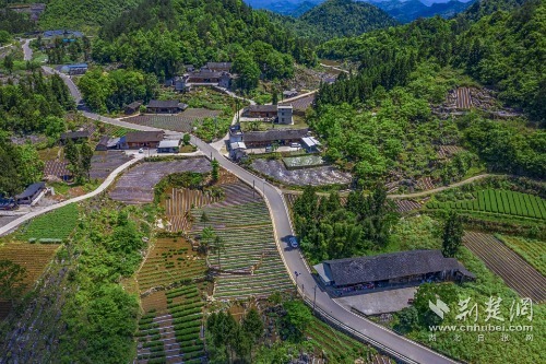 宣恩縣椒園集鎮(zhèn)至鑼圈巖段公路，全長8公里，途經(jīng)椒園村、涼風(fēng)村、鑼圈巖村，該公路建成既有效帶動沿線煙葉等產(chǎn)業(yè)發(fā)展，又是曜天眼景區(qū)的