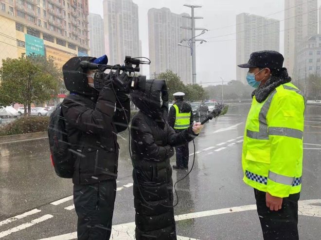 孝感市融媒體中心楊亞玲（風雪中，采訪疫情期間重返一線的退休警察）_副本.jpg.jpg